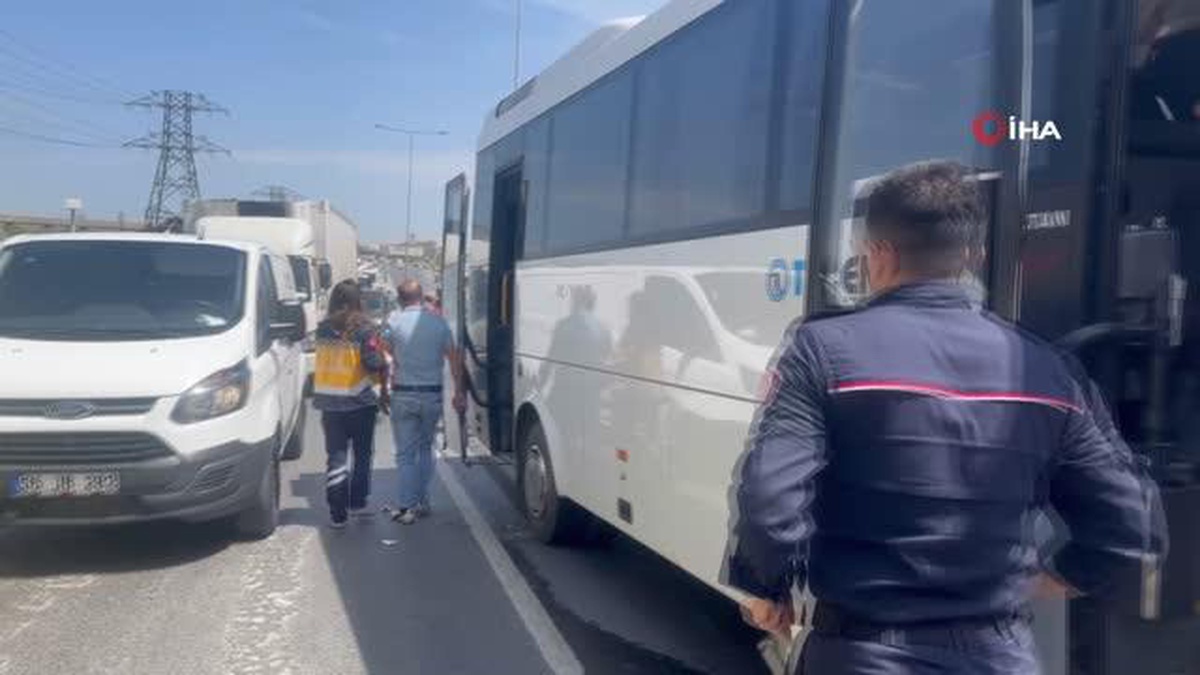 Arnavutköyde servis aracı kazaya karıştı: 9 yaralı