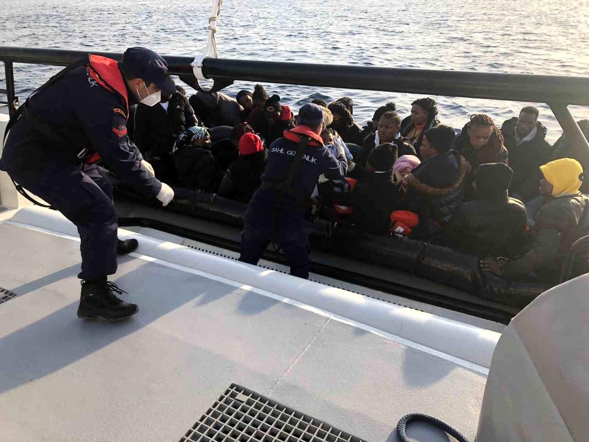 Kuşadası ve Didim\'de 83 düzensiz göçmen kurtarıldı
