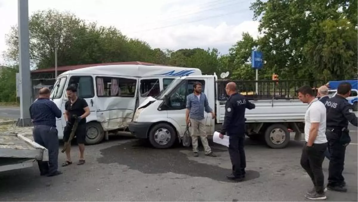 Aydın\'da öğrenci servisi ile kamyonet çarpıştı: 12 öğrenci yaralandı