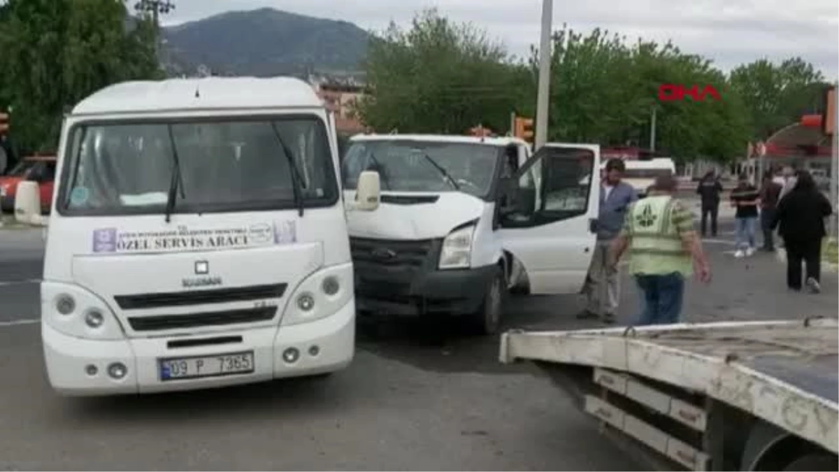 Aydın\'da öğrenci servisi ile kamyonet çarpıştı: 12 öğrenci ve 1 görevli yaralandı