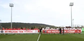 Bakan Kurum, depremzede çocuklarla maç yaptı