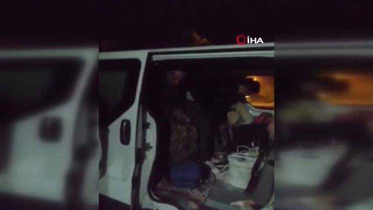 Balık istifi kaçma planlarını polis bozdu: 8 kişilik araçtan 26 kişi çıktı