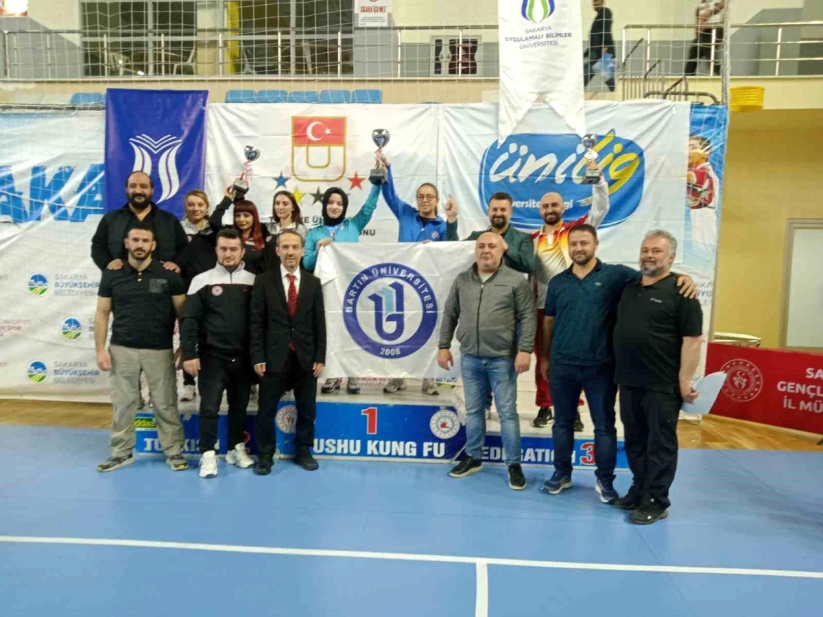 BARÜ öğrencileri ÜNİLİG Türkiye Wushu Şampiyonasında birincilik kupasını kazandı