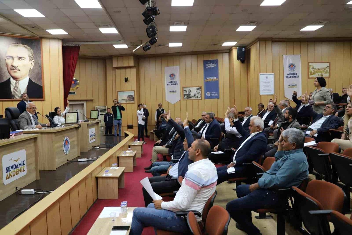 Mersin\'de HDP ve AK Parti üyeleri arasında PKK ve İstiklal Marşı tartışması