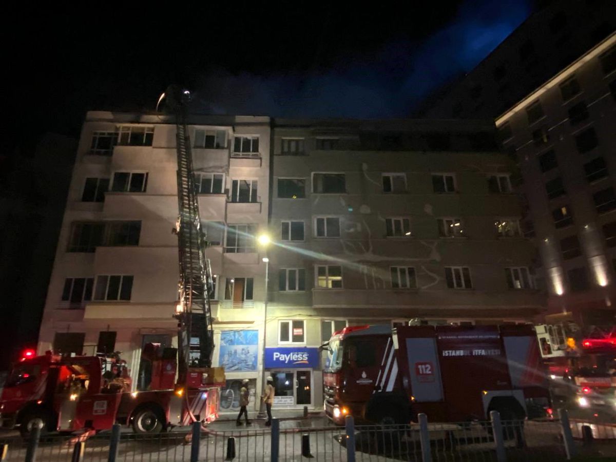 İstanbul Beyoğlu\'nda Metruk Binanın Çatısında Yangın Çıktı