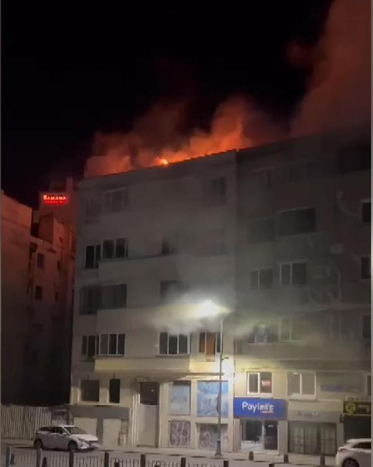 Beyoğlu\'nda Metruk Binanın Çatısında Yangın Çıktı