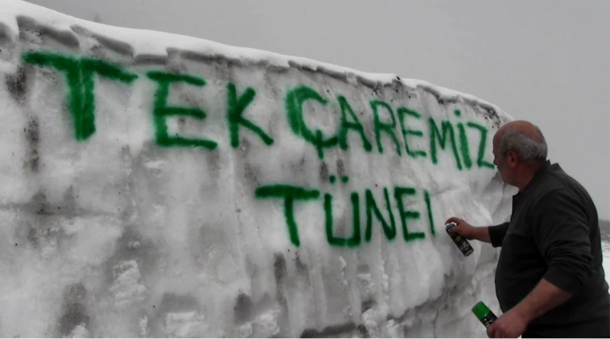 Camili köyü sakinleri AK Parti Artvin Milletvekili adayı Faruk Çelik\'ten tünel istedi