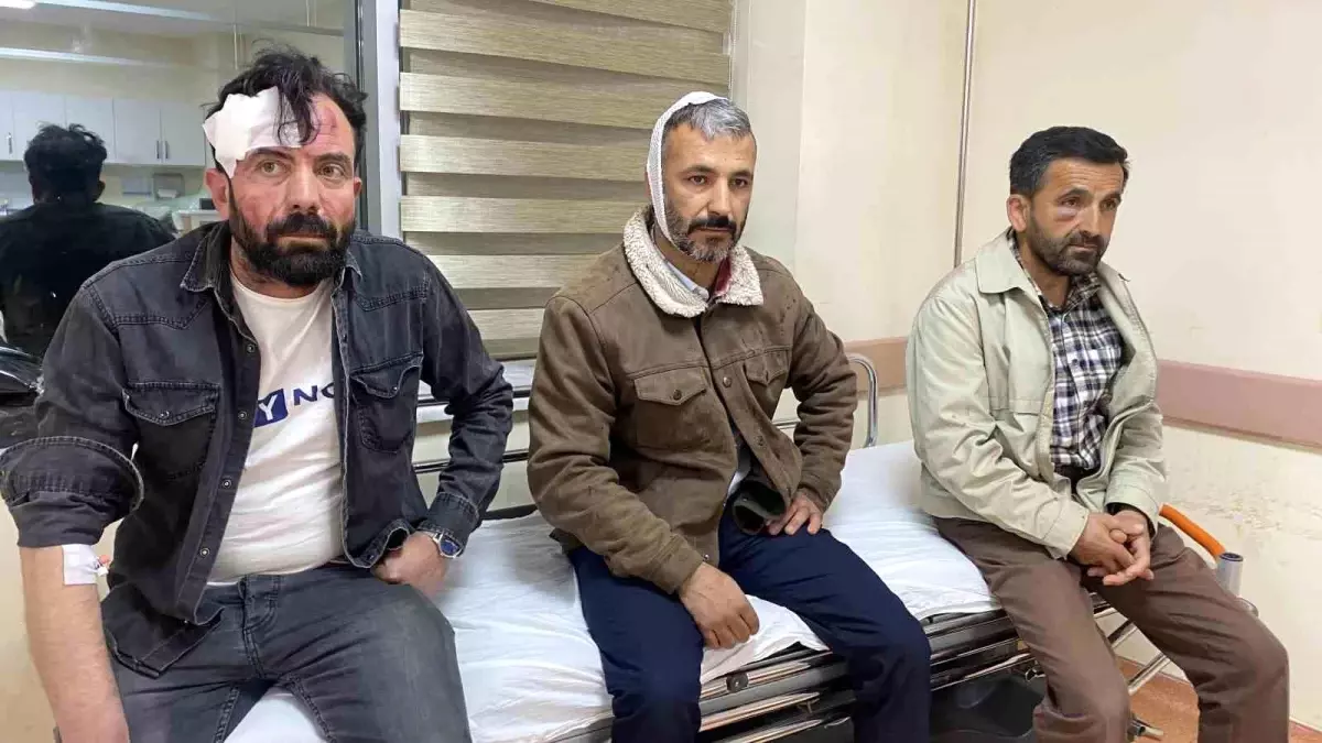 Çanakkale\'de Yeşil Sol Partililer seçim çalışmalarında kahvehanedeki 4 kişiyi hastanelik etti