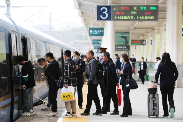 Çin'de 1 Mayıs Tatili Dönüşünde İstasyonlarda Büyük Yoğunluk Yaşanıyor