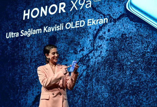 Çinli Akıllı Cihaz Üreticisi Honor, İstanbul'da Yeni Cep Telefonunu Tanıttı Çinli Akıllı Cihaz Üreticisi Honor, İstanbul'da Yeni Cep Telefonunu Tanıttı