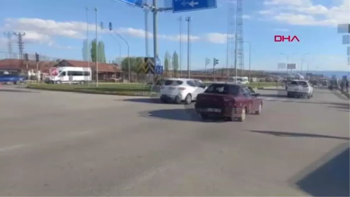 Çorum\'da otomobil ile servis minibüsü çarpıştı: 1 ölü, 2 yaralı