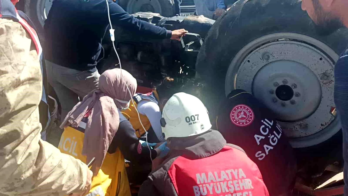 Malatya\'da traktör devrildi: Sürücü yaralandı