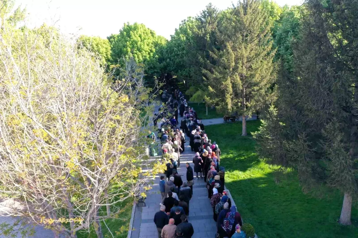 Kayseri\'de Kocasinan Belediyesi tarafından domates fidesi dağıtımı