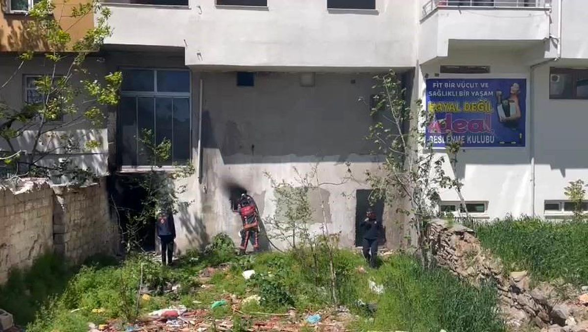 Elazığ\'da Metruk Binada Yangın Çıktı