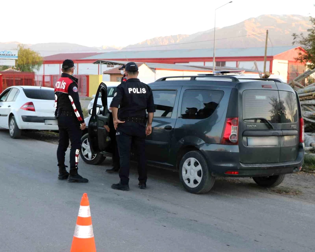Erzincan\'da 60 Aranan Şahıs ve 50 Kaçak Göçmen Yakalandı