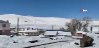 Erzurumun Aşkale ilçesinde kış geri geldi