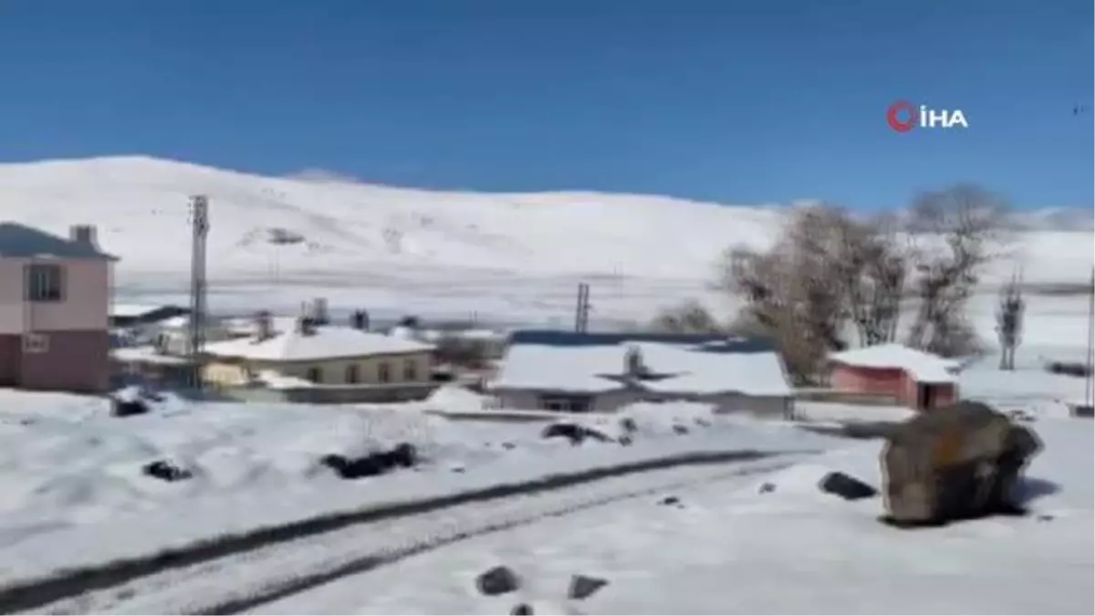 Erzurumun Aşkale ilçesinde kış geri geldi