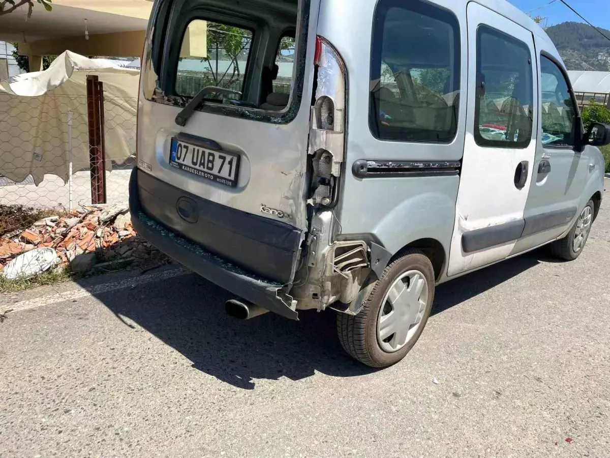 Antalya\'da Hafif Ticari Araçla Motosiklet Çarpıştı: 1 Yaralı