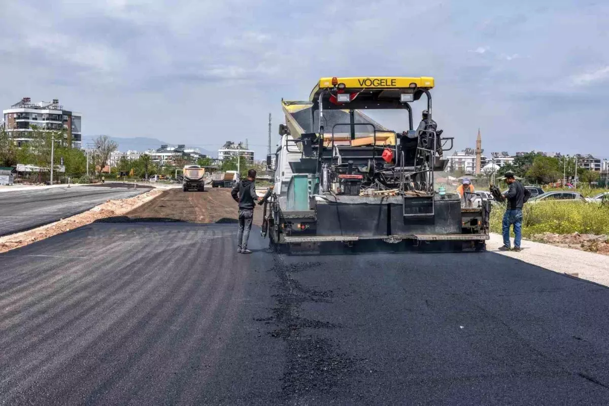 Kepez Belediyesi Göksu Mahallesinde 18 Bin Metrekare Yolu Sıcak Asfaltla Kapladı