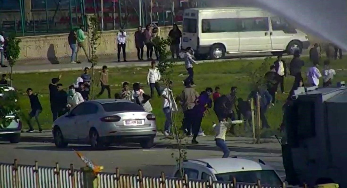 Silopi\'de Yeşil Sol Parti mitingi sonrası güvenlik güçlerine taşlı saldırı