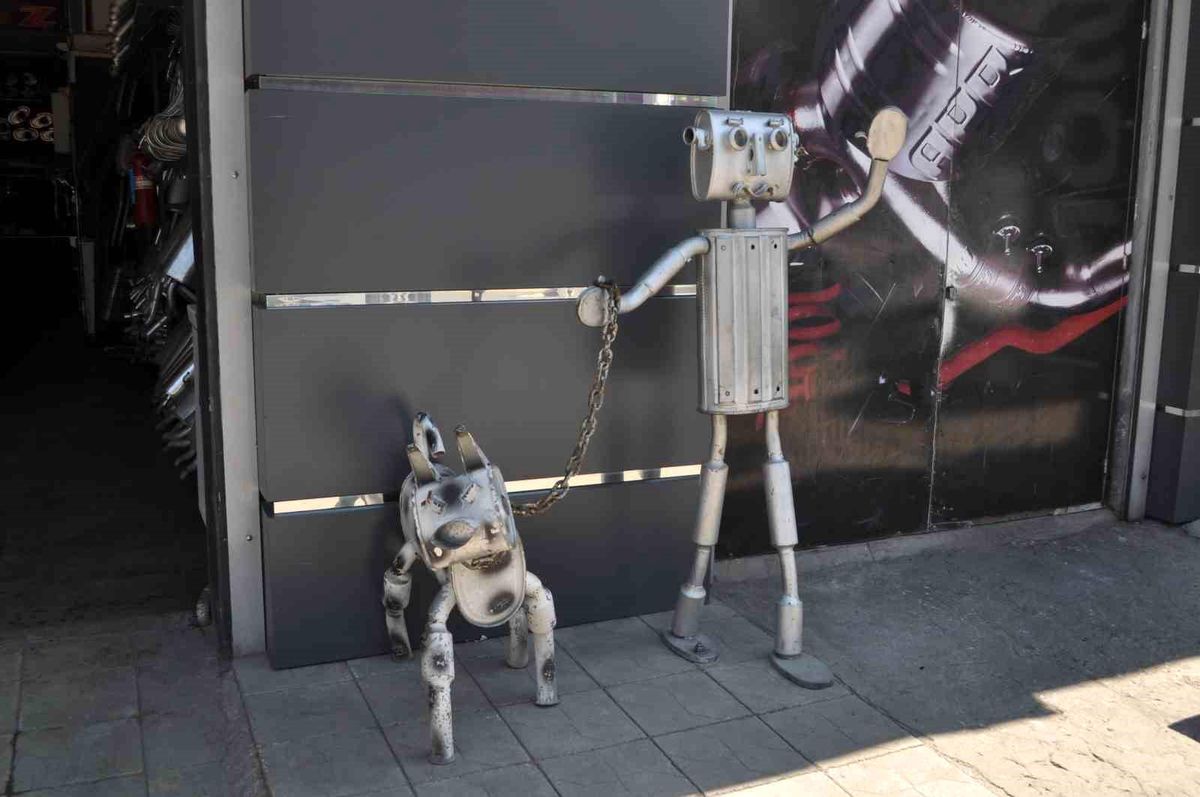 Eskişehir\'de Hurda Egzoz Parçalarından İnsan ve Köpek Figürleri Tasarlandı