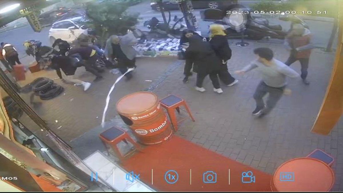 Şişli\'de Otomobil Yayaların Arasına Daldı: 3 Yaralı