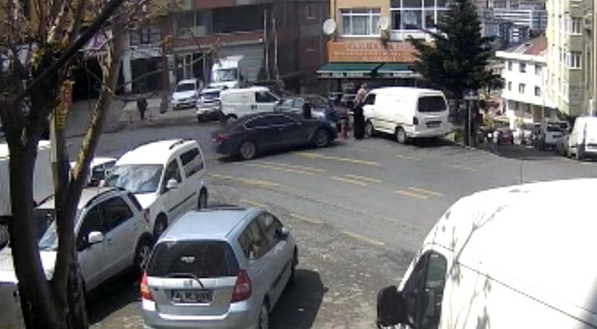 Kağıthane\'de Kontrolden Çıkan Otomobil Yaşlı Kadına ve Minibüse Çarptı