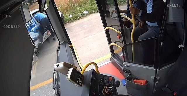 Kahraman şoförden alkışlanacak hareket! Canını hiçe sayıp kazayı böyle önledi Kahraman şoförden alkışlanacak hareket! Canını hiçe sayıp kazayı böyle önledi