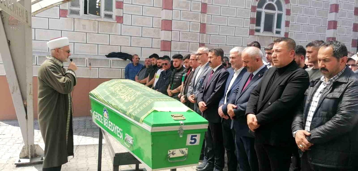 Kocaeli\'de kargocu kılığındaki şüpheli tarafından öldürülen kişi son yolculuğuna uğurlandı