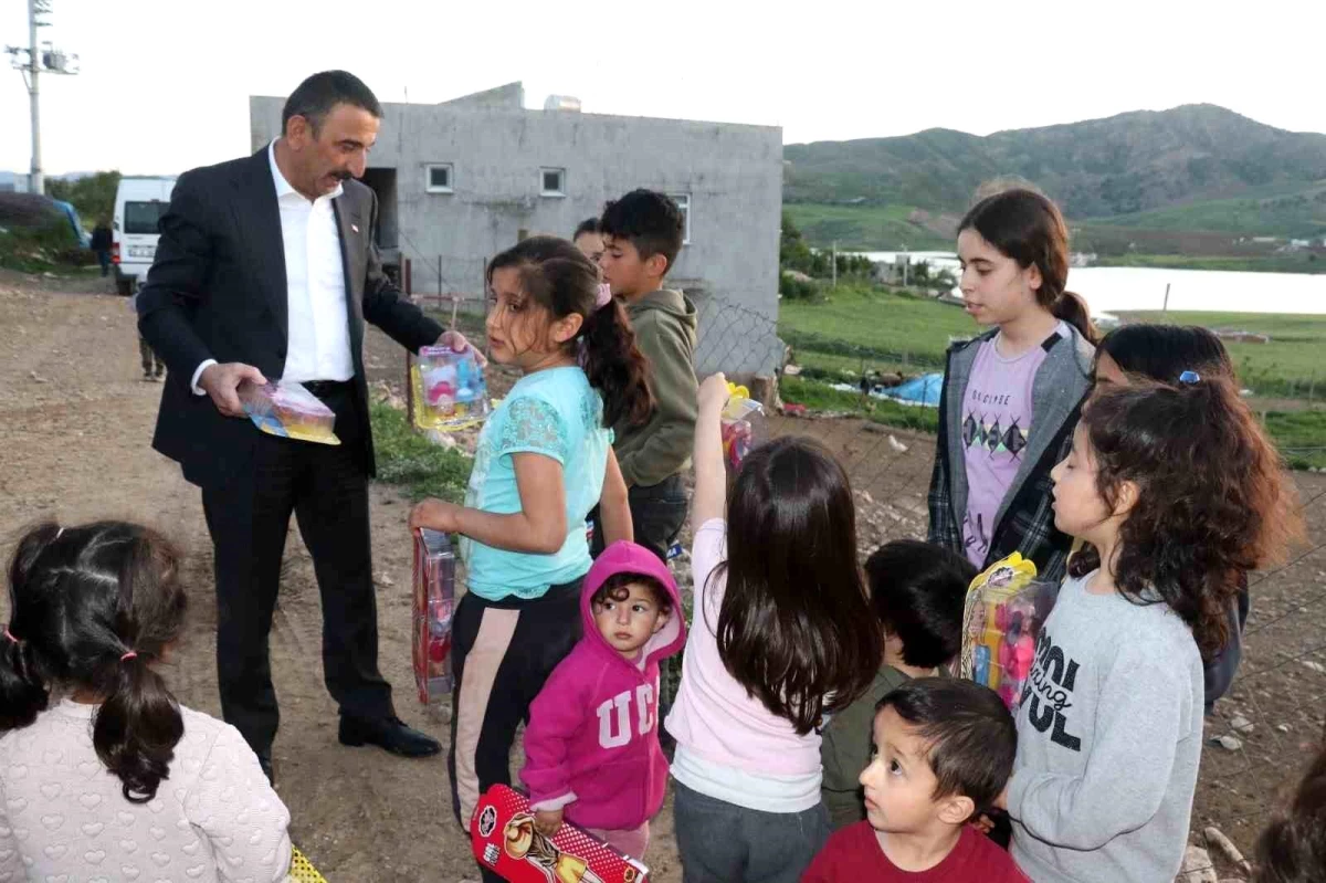 Siirt Valisi Osman Hacıbektaşoğlu, çocuklarla ilgileniyor