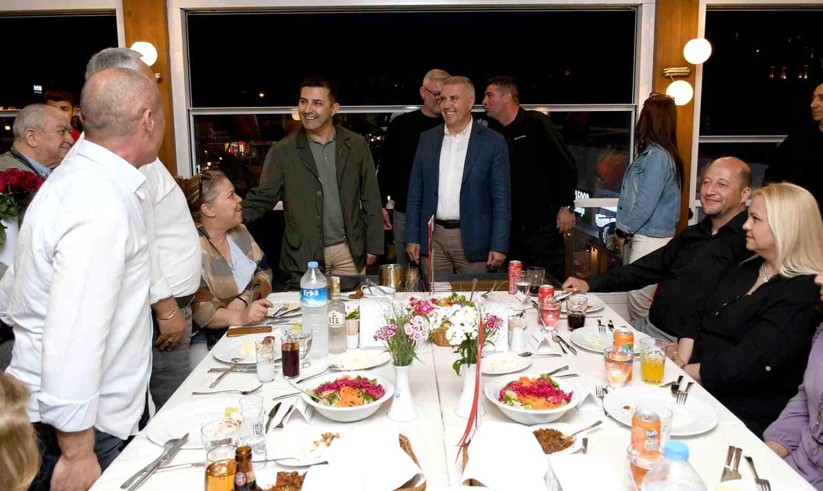 Kuşadası Belediyesi Emekli Personel İçin Veda Yemeği Düzenledi