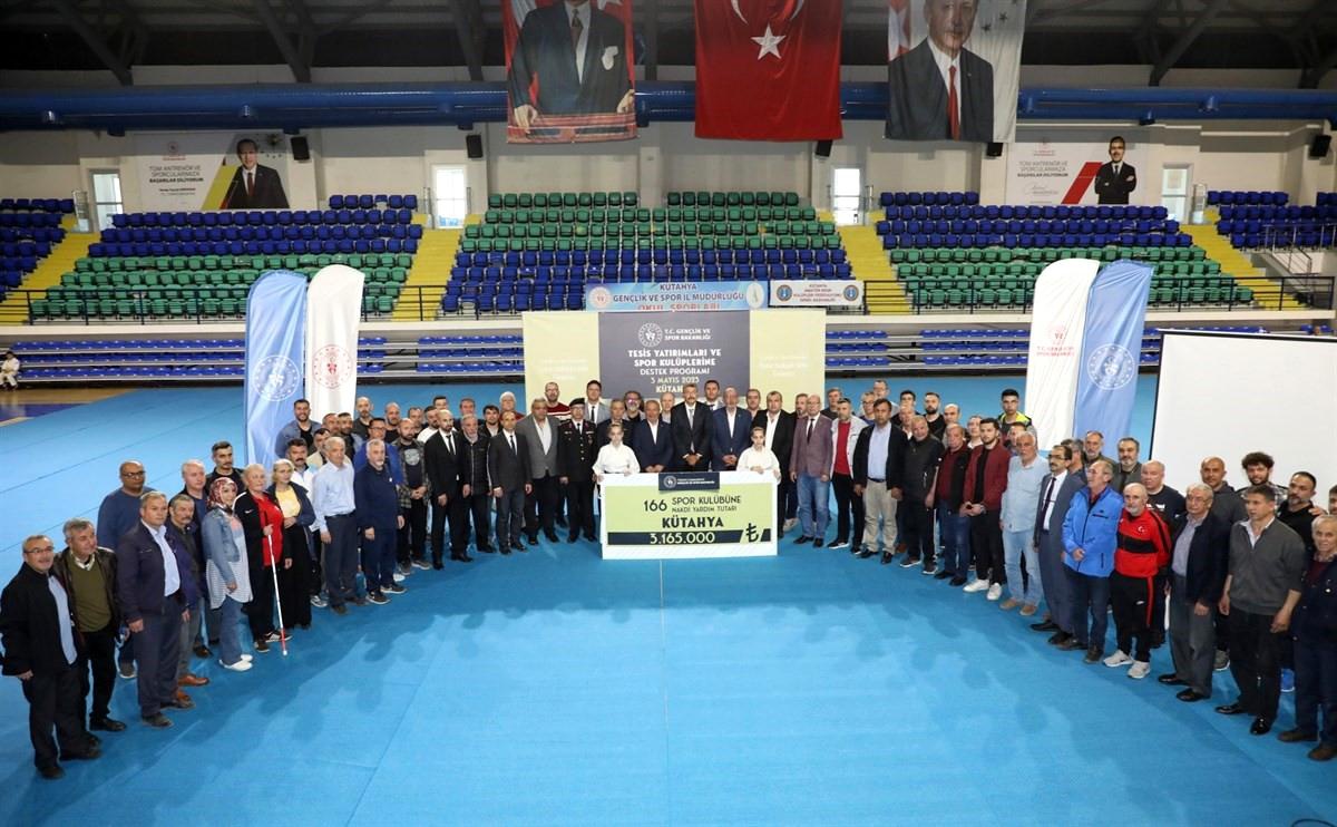 Kütahya\'da Spor Kulüplerine Nakdi Yardım Yapıldı