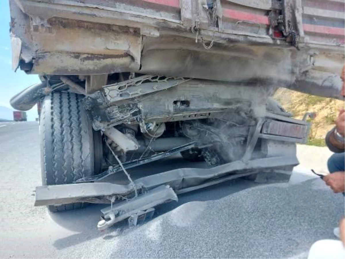 Kuzey Marmara Kocaeli geçişinde kargo tırı kamyona çarptı: 1 ölü