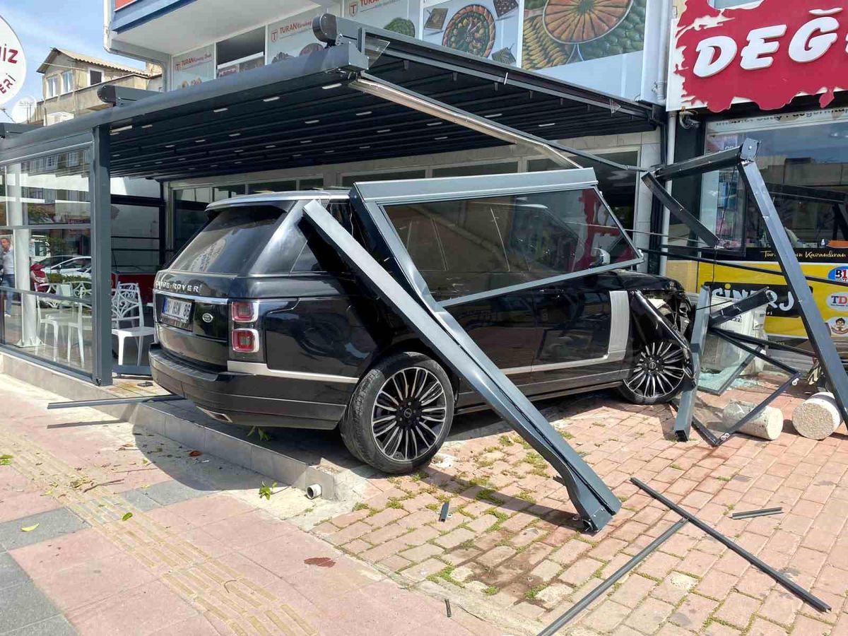 Antalya\'da cip iş yerine daldı, müşteriler ölümden döndü