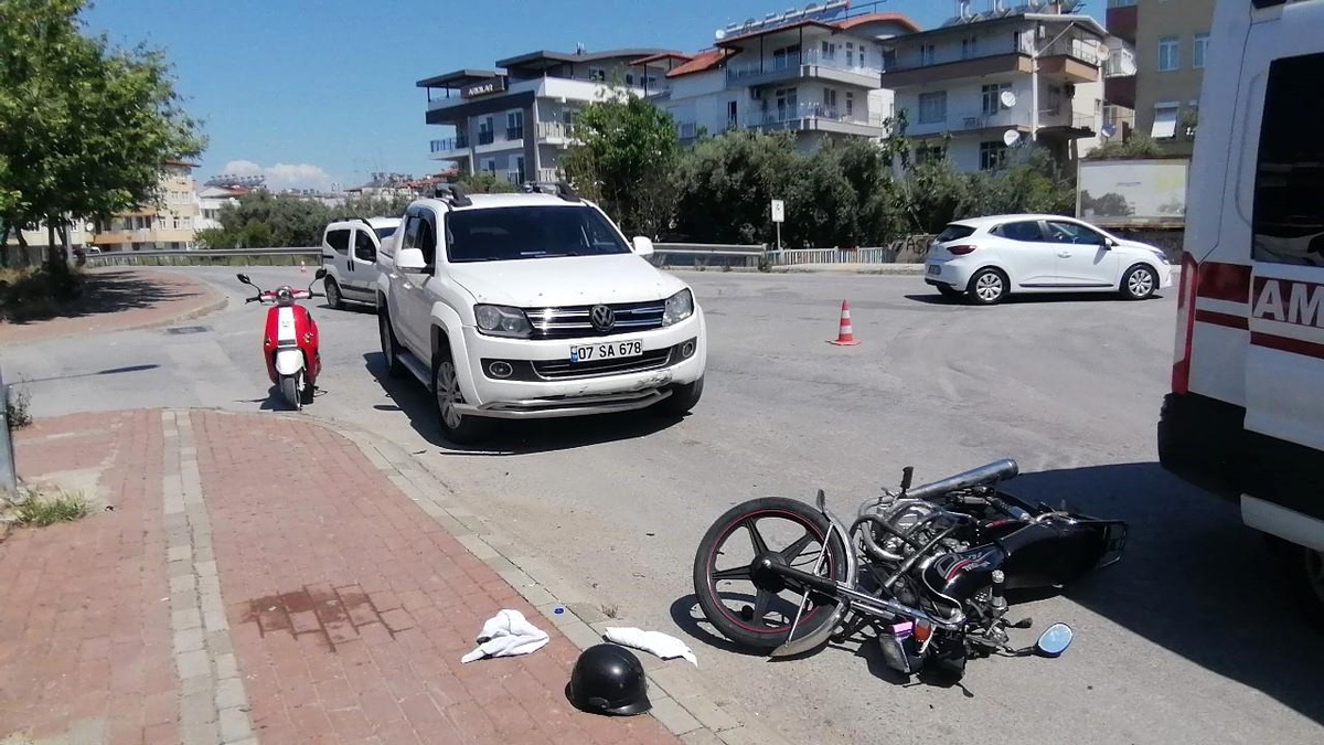 Antalya\'da Kamyonetin Çarptığı Motosiklette Baba ve Oğlu Yaralandı