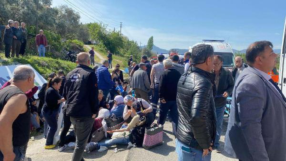Muğla\'da Midibüs-Kamyon Çarpışması: 4\'ü Ağır 34 Yaralı