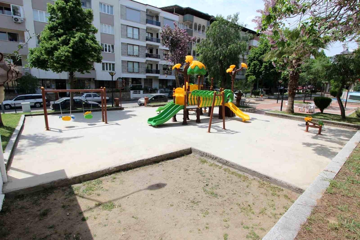 Nazilli Belediyesi, Yunus Emre Parkındaki Oyun Gruplarını Yeniledi