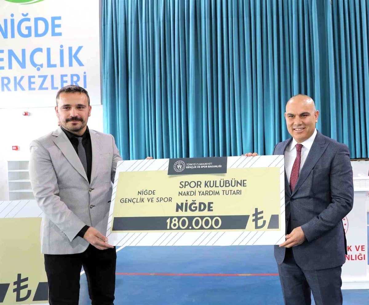 Niğde\'de 57 Amatör Spor Kulübüne 1 Milyon 475 Bin Lira Nakdi Yardım Yapıldı