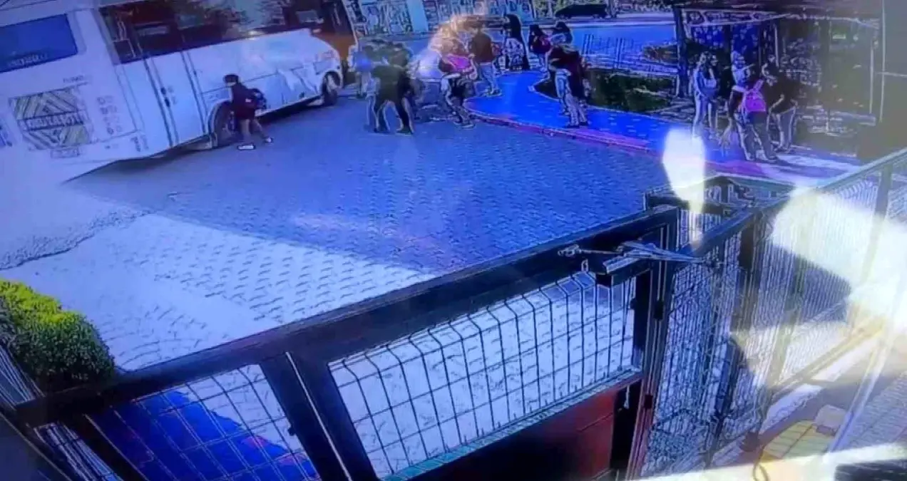 Kocaeli\'de Servis İtme Kavgası: 3 İlkokul Öğrencisi Yaralandı