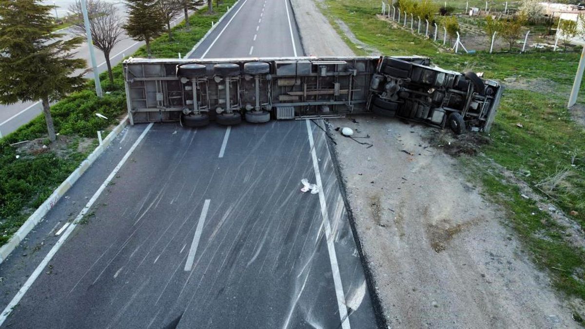 Afyonkarahisarda Panel Yüklü Tır Kontrolden Çıktı