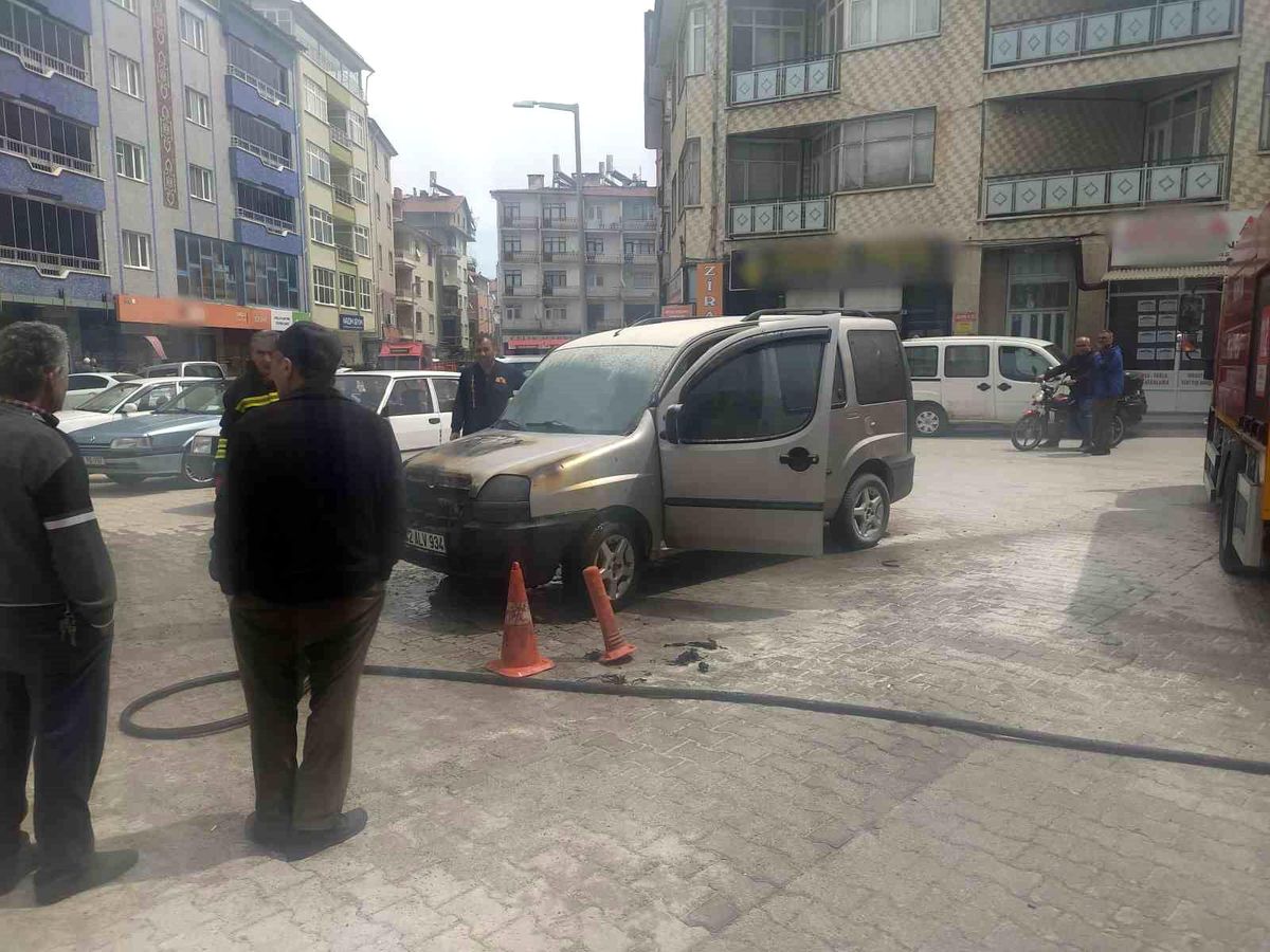 Konya Beyşehir\'de Park Halindeki Araçta Yangın Çıktı