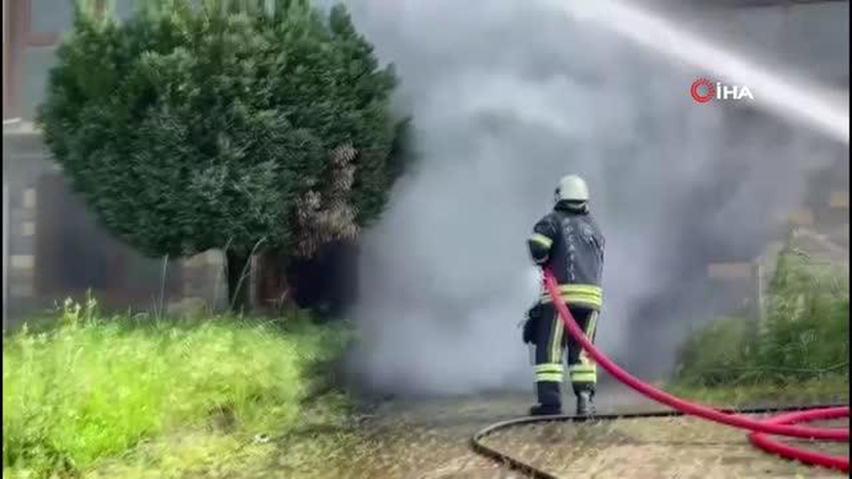 Patlayan akü otomobili demir yığınına döndürdü villa ise hasar aldı