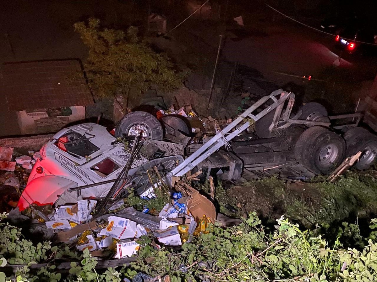 İstanbul Sarıyer\'de Kamyon Kontrolden Çıkarak 10 Metre Yükseklikten Uçtu