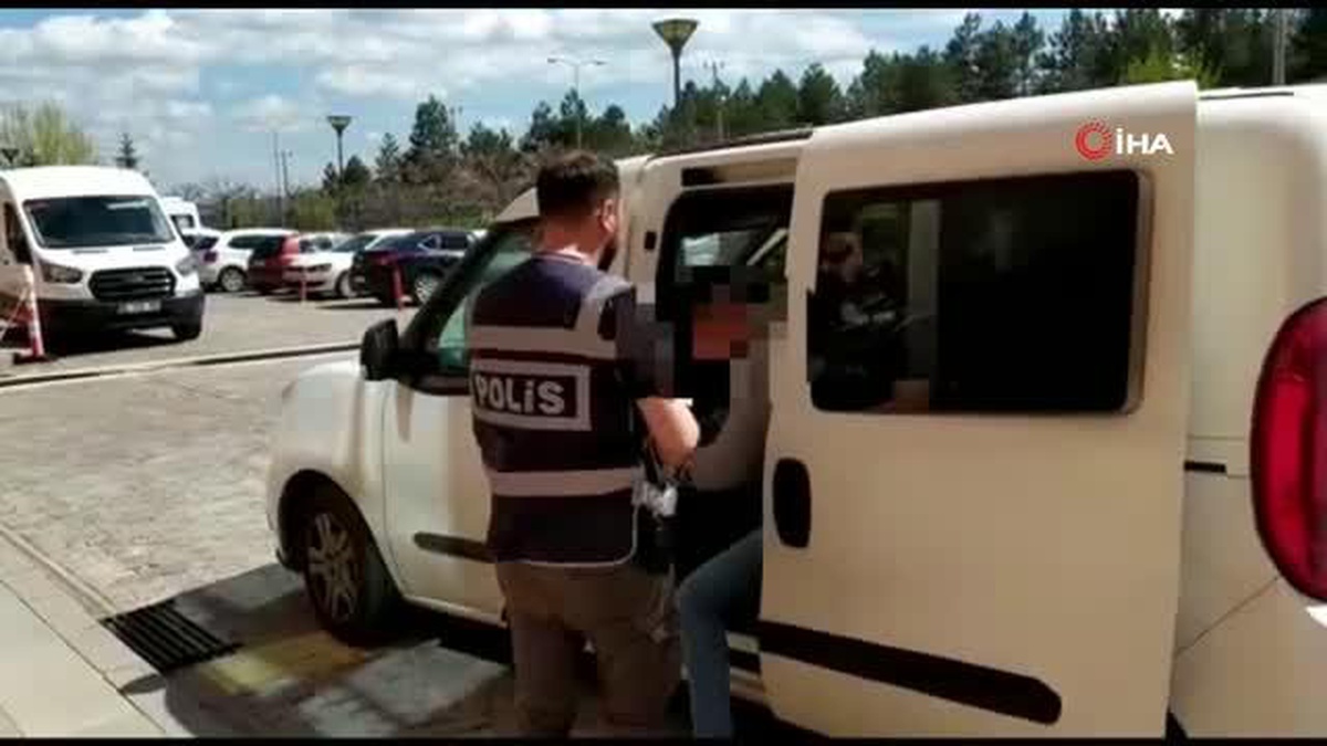 Sevgili vaadiyle şantaj yapıp evini bastıkları vatandaşın 18 bin TLsini zorla aldılar