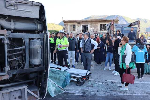 Tırın işçi servisine çarptığı kazada 33 kişi yaralandı! Yaşanan can pazarı kamerada Tırın işçi servisine çarptığı kazada 33 kişi yaralandı! Yaşanan can pazarı kamerada