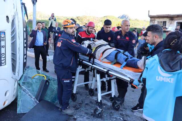 Tırın işçi servisine çarptığı kazada 33 kişi yaralandı! Yaşanan can pazarı kamerada Tırın işçi servisine çarptığı kazada 33 kişi yaralandı! Yaşanan can pazarı kamerada