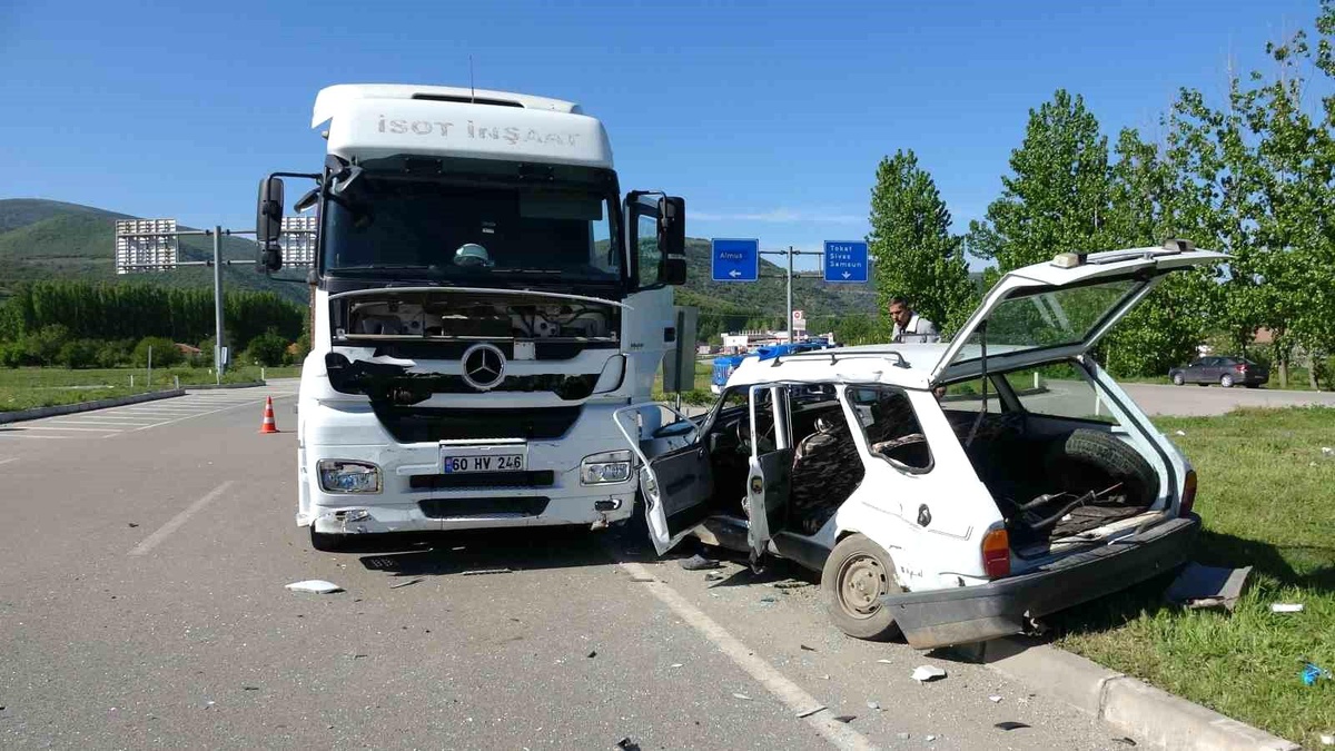 Tokatta Tır ve Otomobil Çarpışması: 3 Yaralı