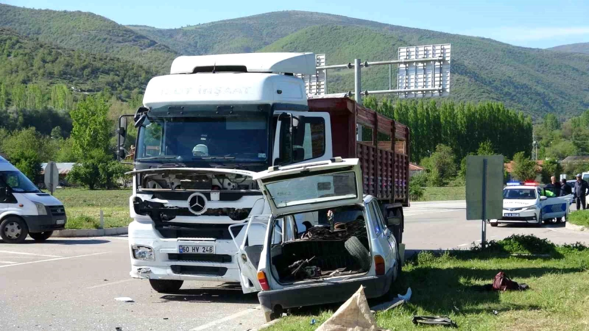 Tokatta tır ile otomobilin çarpışması sonucu 3 kişi yaralandı, 1 kişi hayatını kaybetti