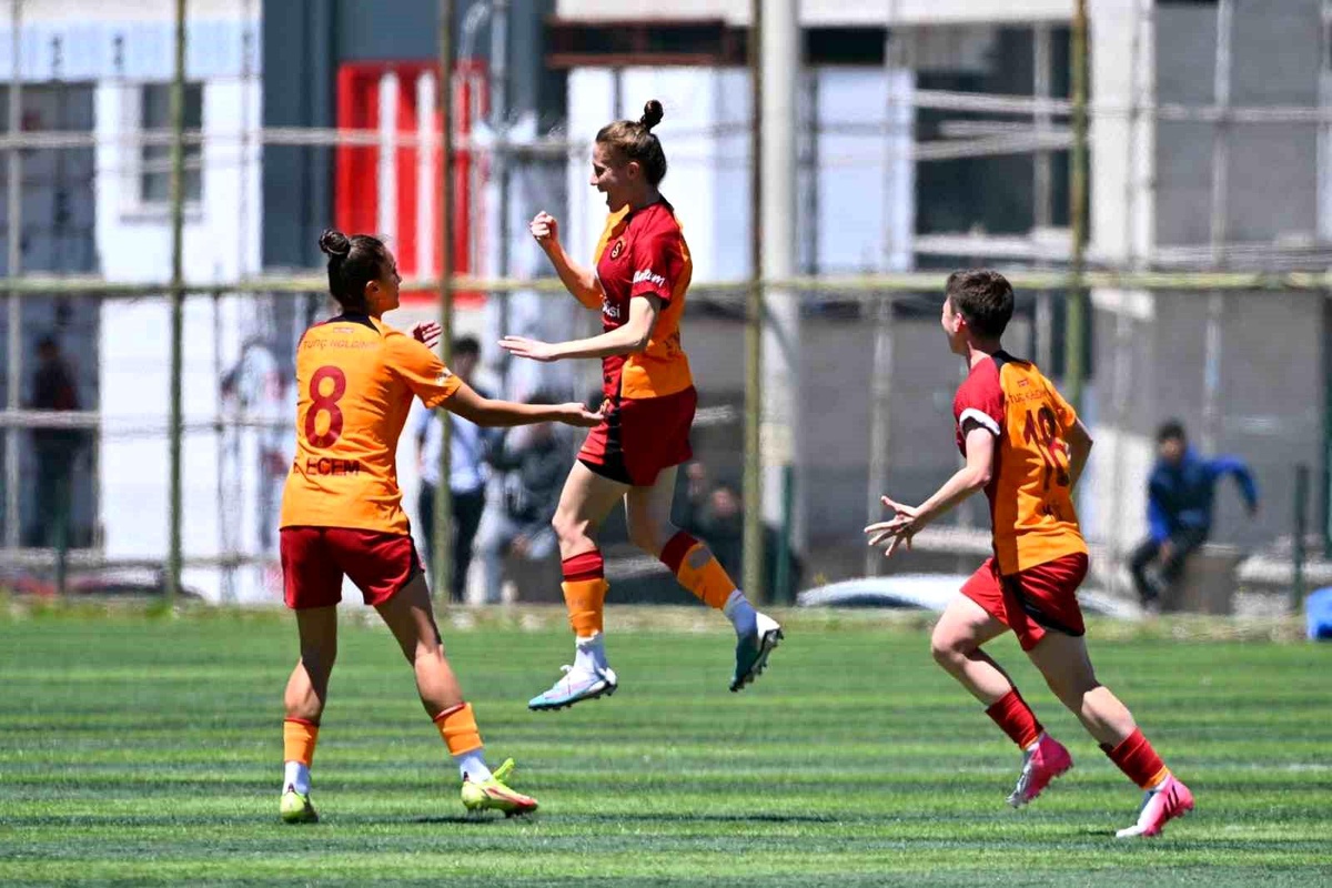 Galatasaray Kadın Futbol Takımı Amed Sportif Faaliyetleri\'ni 5-1 Yendi