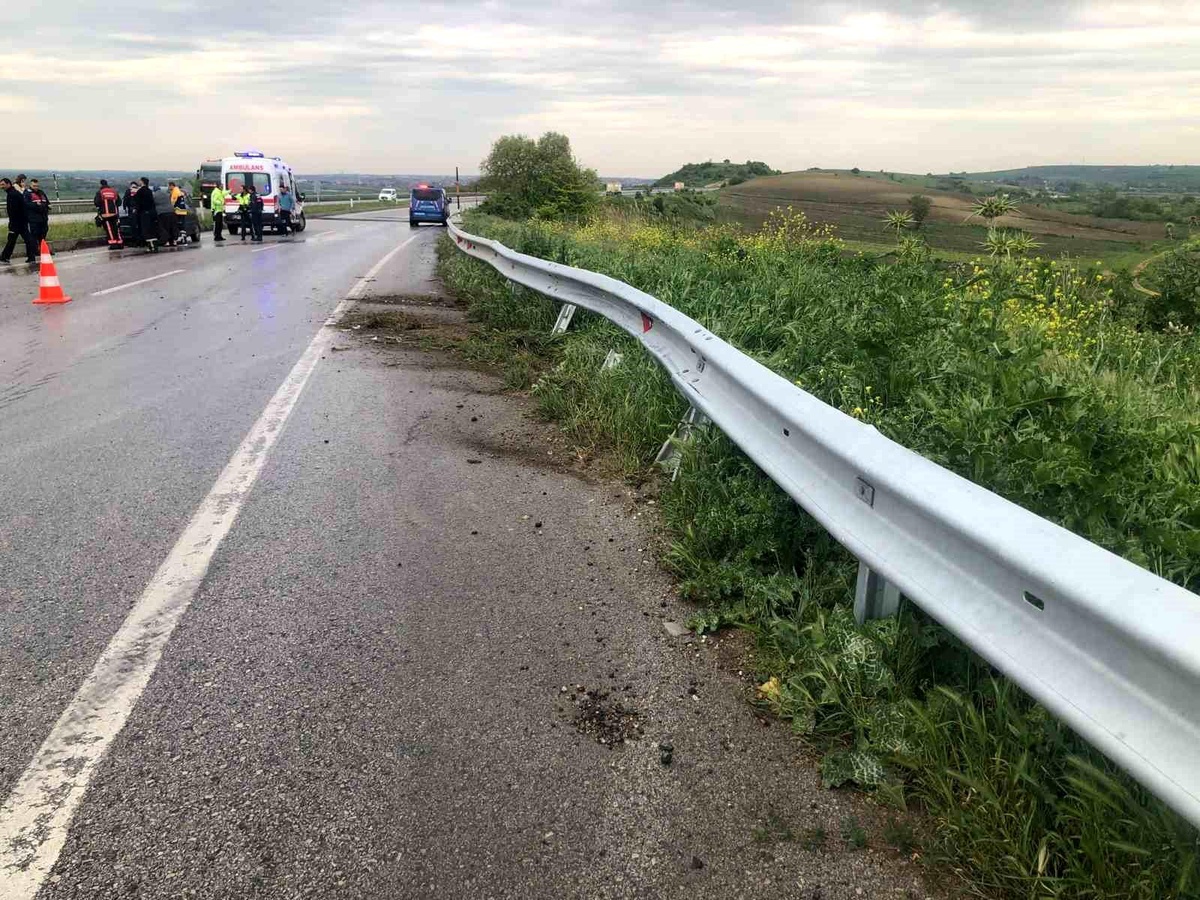 Edirne Uzunköprü karayolunda meydana gelen trafik kazasında 2 kişi yaralandı